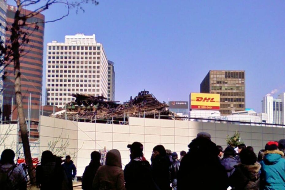 2008년 화재로 불탄 숭례문 주변의 사람들