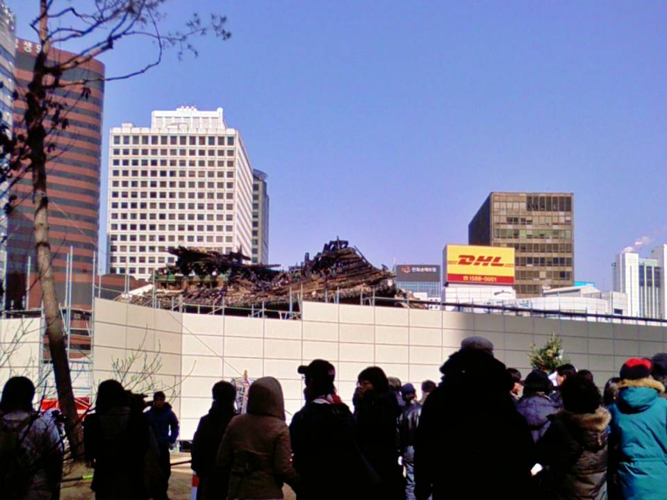 2008년 화재로 불탄 숭례문 주변의 사람들