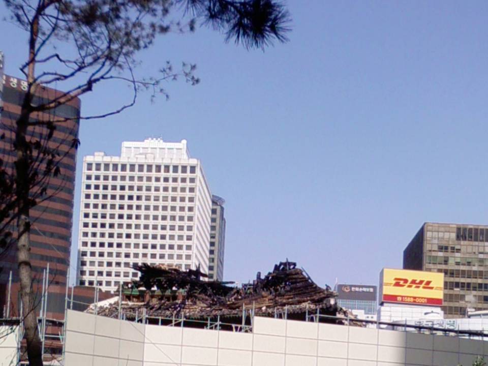 2008년 방화로 지붕이 탄 숭례문 남대문