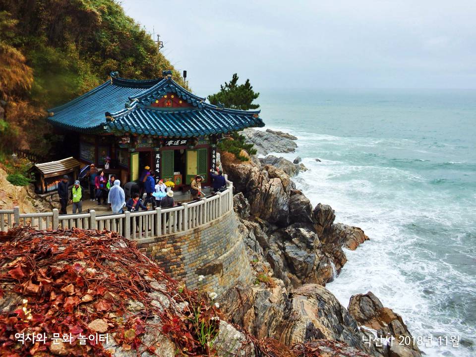 비오는 낙산사 홍련암